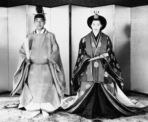 Свадебное фото Акихито и Митико в национальных одеждах