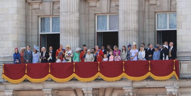7 11 768x386 1 Гарри и Меган будут освистаны, если появятся на балконе Букингемского дворца