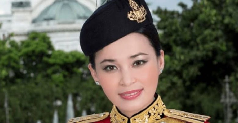 sutida Новая королева Таиланда Сутхида празднует свой день рождения
