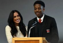 Школьник, обнимавший Меган Маркл, написал веселое письмо ее мужу cpjjmbntdqa Школьник, обнимавший Меган Маркл, написал веселое письмо ее мужу