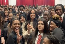 e4hlyzlv fe Ричард Палмер объяснил, почему информация о визите герцогини Сассекской в школу так запоздала