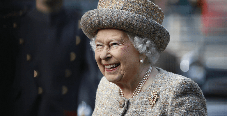 1 Почему королева Елизавета II всегда носит 3 нити жемчуга?
