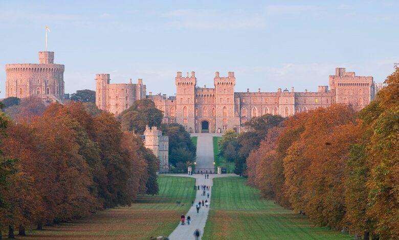 Виндзорский замок - средневековый дворец с историей 1280px windsor castle at sunset nov 2006 Виндзорский замок - средневековый дворец с историей