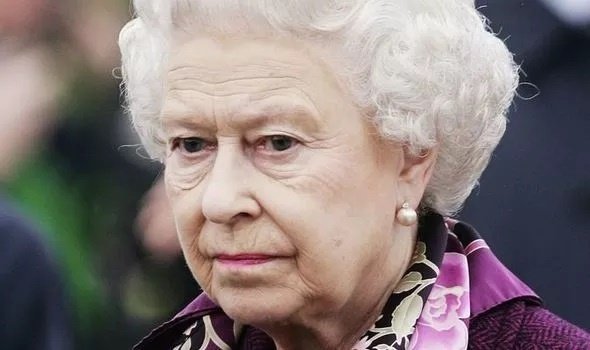 queen news meghan markle prince harry titles duke duchess sussex royal news 1366468 Роберт Лейси: Королева навредит репутации монархии, если лишит Сассексов титулов