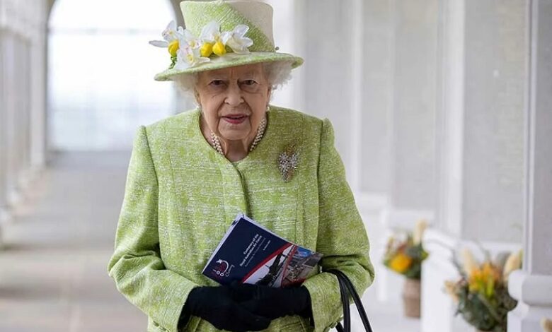 queen brooch a Королева Елизавета II совершила свой первый публичный визит в этом году