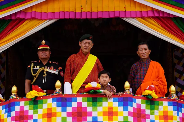 1 Маленький принц Бутана с родителями на военном мероприятии