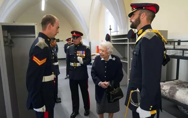 9 1 Елизавета II в Виндзоре приветствует канадских солдат