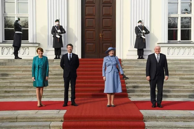 1 4 Королева Маргрете II с наследником нанесли государственный визит в Германию