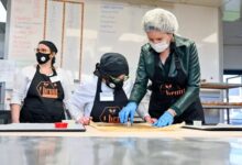 4 1 Королева Матильда посетила хлебопекарную мастерскую