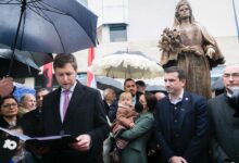 Маленькая принцесса Джеральдин со своими родителями на чествовании королевы Джеральдины 11 Маленькая принцесса Джеральдин со своими родителями на чествовании королевы Джеральдины