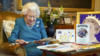 6 Накануне своего Платинового юбилея королева просмотрела открытки и письма