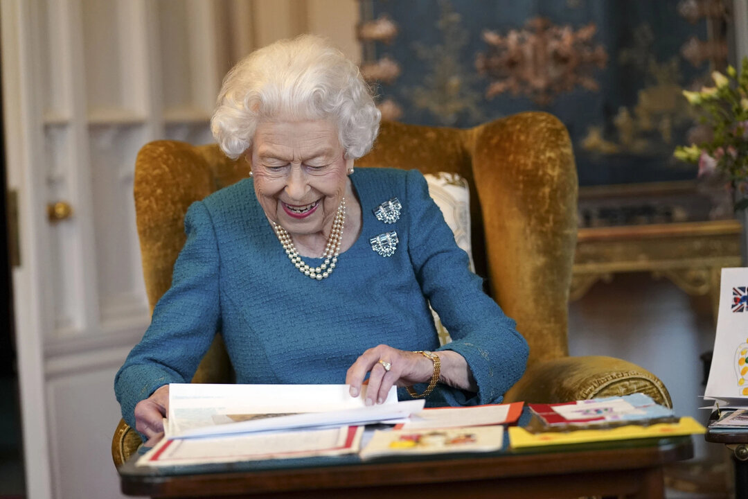 7 Накануне своего Платинового юбилея королева просмотрела открытки и письма