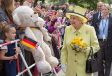 god save the queen 5 5 Вехи монарха: как началась традиция общения королевских особ с толпами поклонников