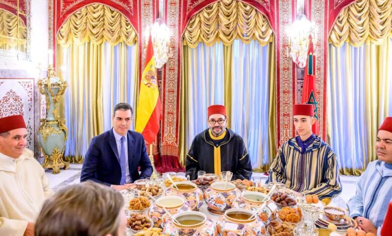 le prince moulay el hassan aux cotes de son pere pour un iftar avec pedro sanchez Принц Мулай Эль-Хасан вместе со своим отцом на ифтаре с Педро Санчесом