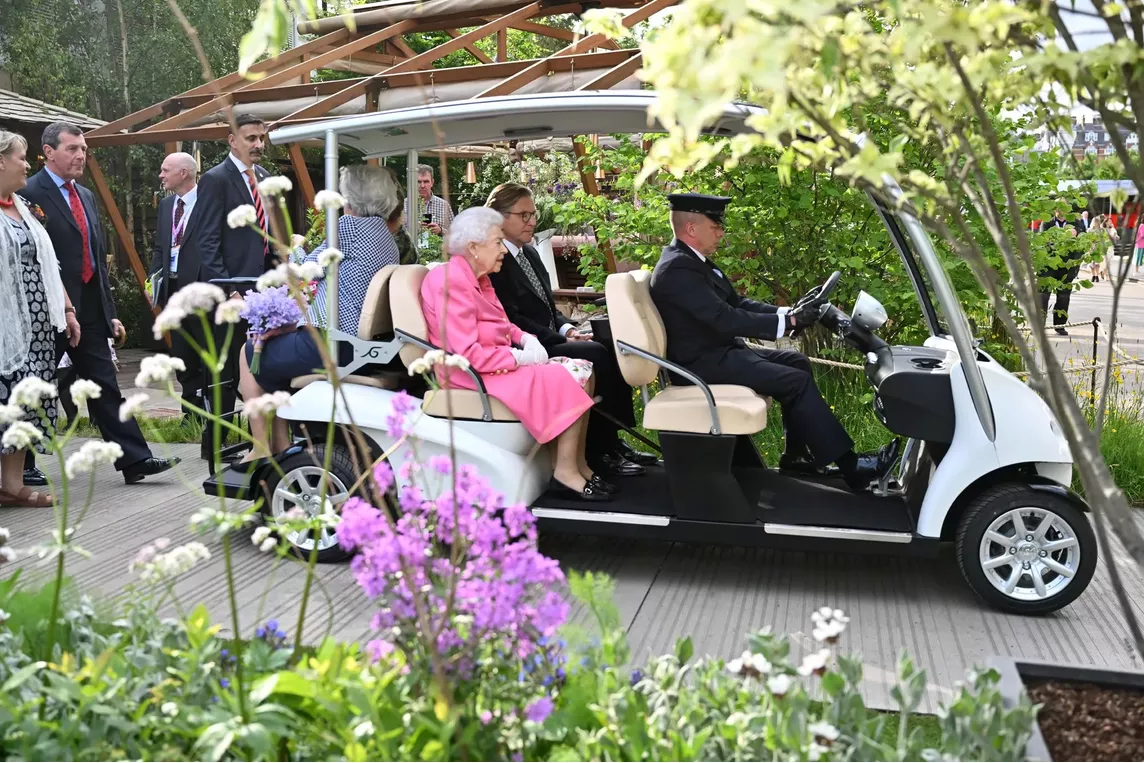 2022 05 23t183615z 1376676254 rc25du9el97z rtrmadp 3 britain royals flower show Елизавета II и члены королевской семьи на выставке цветов в Челси