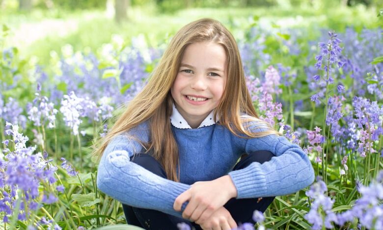 57278823 10773309 the young princess was sat down in the spring bluebells of norfo a 55 1651442823158 Седьмой день рождения принцессы Шарлотты отметили новыми фотографиями, сделанными герцогиней Кембриджской