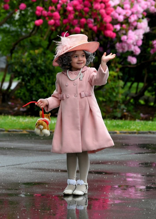 SEI 104426882 Трехлетняя девочка в «костюме королевы» посещает дома престарелых