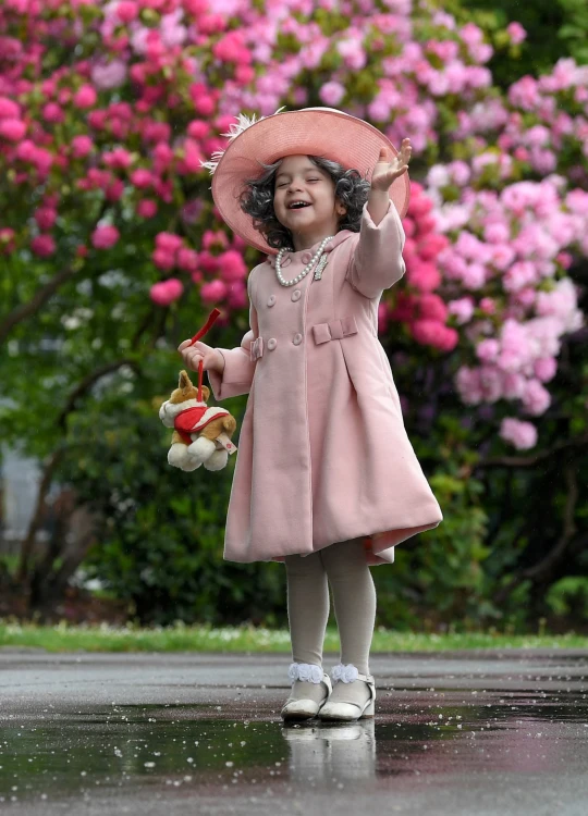 SEI 104426961 1 Трехлетняя девочка в «костюме королевы» посещает дома престарелых