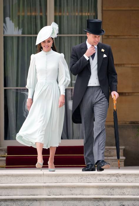 cambridges walking palace z Герцог и герцогиня Кембриджские направились на садовую вечеринку Букингемского дворца