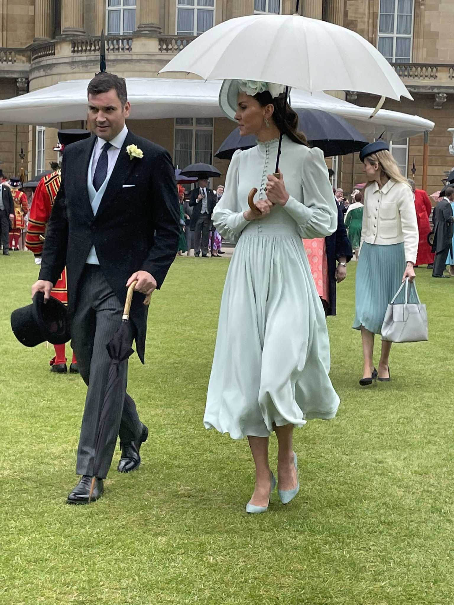 ftnng2gwaaev8iw Герцог и герцогиня Кембриджские направились на садовую вечеринку Букингемского дворца