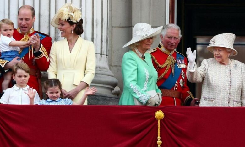koroleva elizaveta s naslednikami Королева с наследниками выйдет на балкон Букингемского дворца
