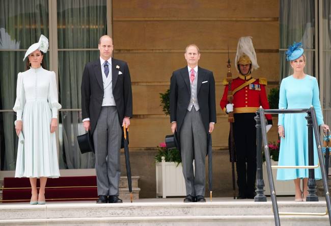 royals garden party z Герцог и герцогиня Кембриджские направились на садовую вечеринку Букингемского дворца