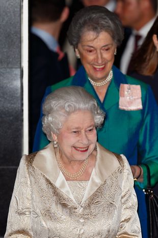 0 queen elizabeth ii attends gold service scholarship awards ceremony at claridges Крестная мать принца Уильяма — одна из ближайших подруг и советниц королевы