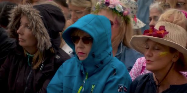 1 glastonbury moment goes viral as fans claim theyve spotted the queen hiding in the crowd На музыкальном фестивале в Гластонбери "были замечены" принц Луи и Королева
