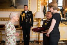 Королева Елизавета II и принц Уэльский вручили Георгиевские кресты медикам korolevskaya semya 293122442 788315575845450 7113073207678805421 n Королева Елизавета II и принц Уэльский вручили Георгиевские кресты медикам