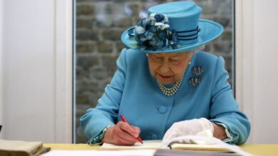 britains queen elizabeth ii signs the visitors book during news photo 1663683639 Секретное письмо королевы, которое нельзя открыть еще 60 лет