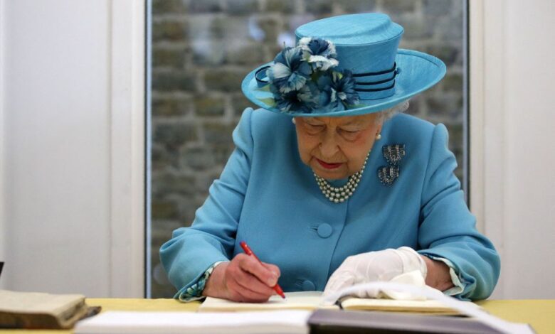 britains queen elizabeth ii signs the visitors book during news photo 1663683639 Секретное письмо королевы, которое нельзя открыть еще 60 лет