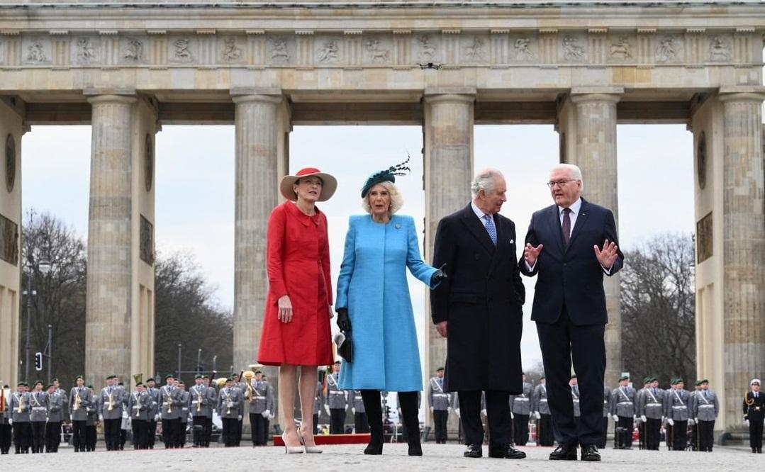 флаг росгвардии фото. карла iii приветствуют в германии. флаг россии россия вперед фото. встретили с почестями. встретили с почестями.