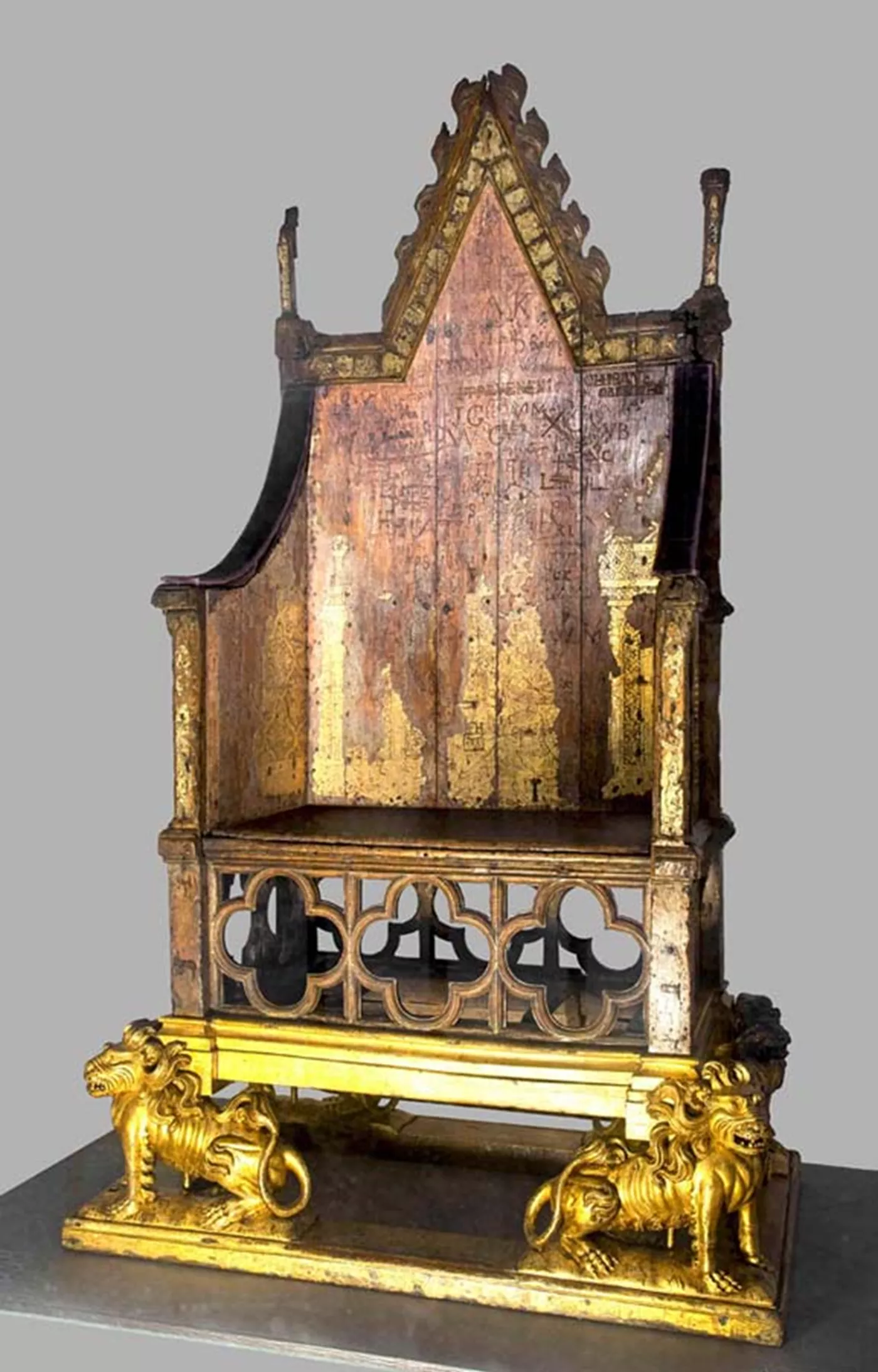 coronation chair 2012 new tracery 700-летний дубовый трон реставрируется к коронации короля Карла III
