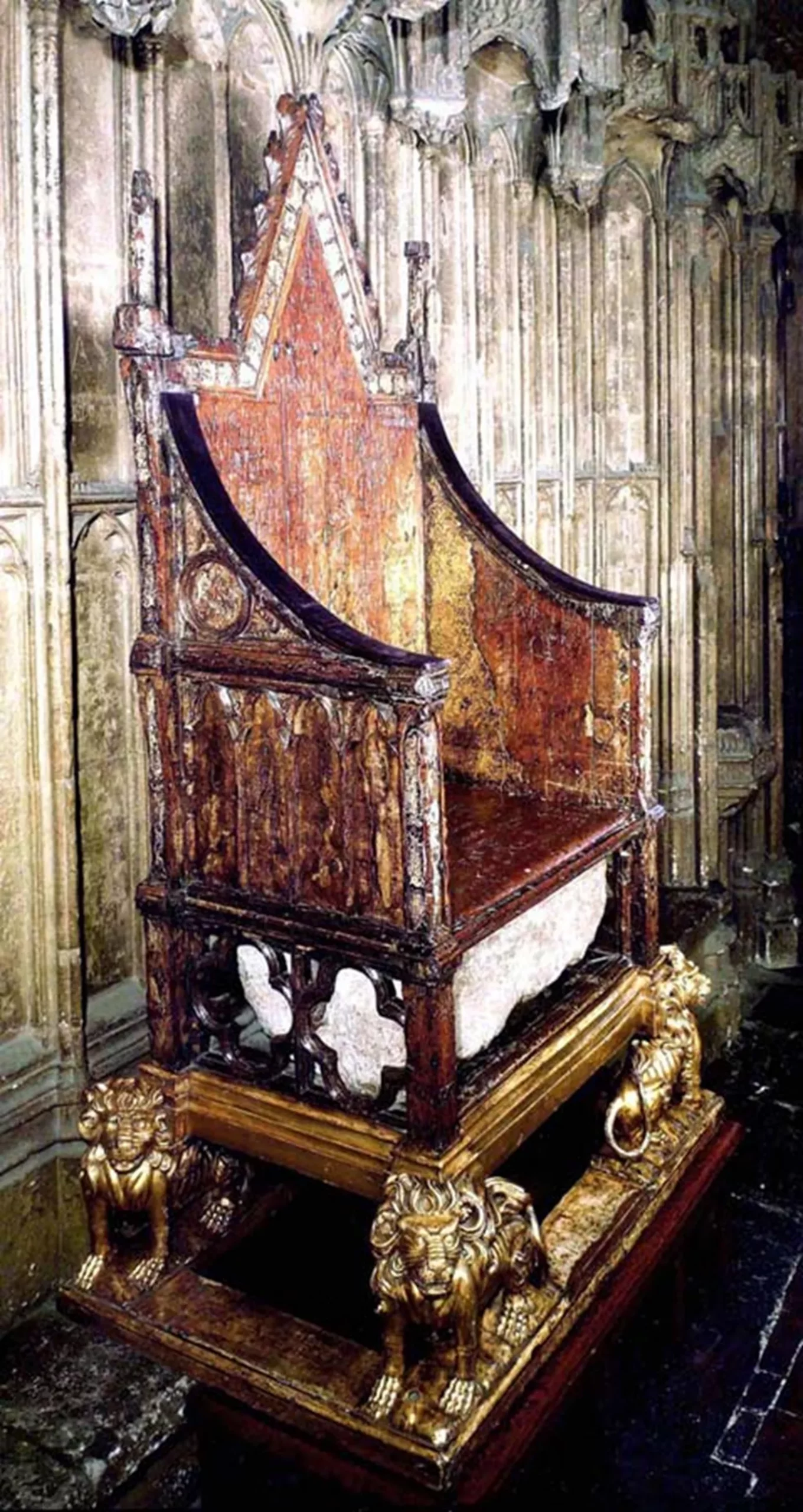 coronation chair stone scaled 700-летний дубовый трон реставрируется к коронации короля Карла III