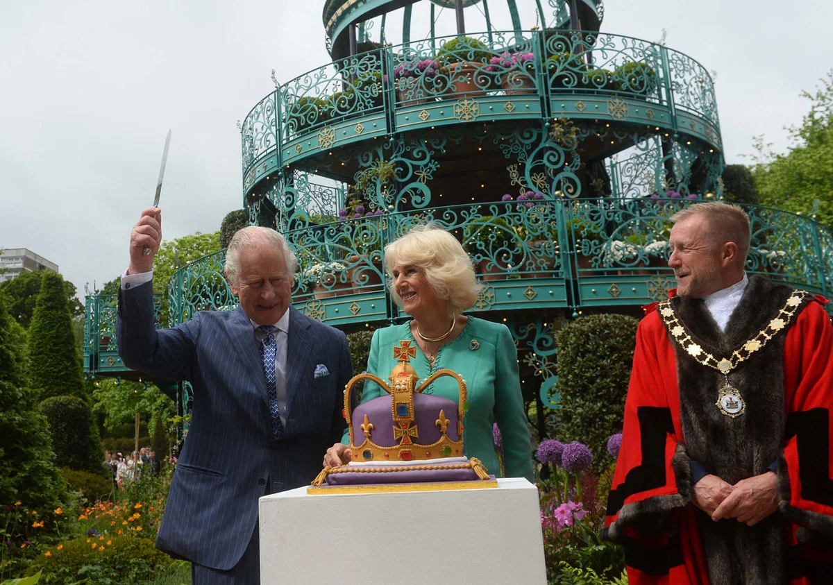 scale 1200 Король Карл III и королева Камилла: вечеринка с тортом и открытие сада в Северной Ирландии
