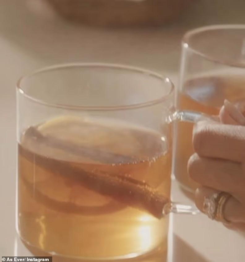 Глинтвейн из воды: Меган Маркл снова отжигает на кухне screenshot 1 Глинтвейн из воды: Меган Маркл снова отжигает на кухне