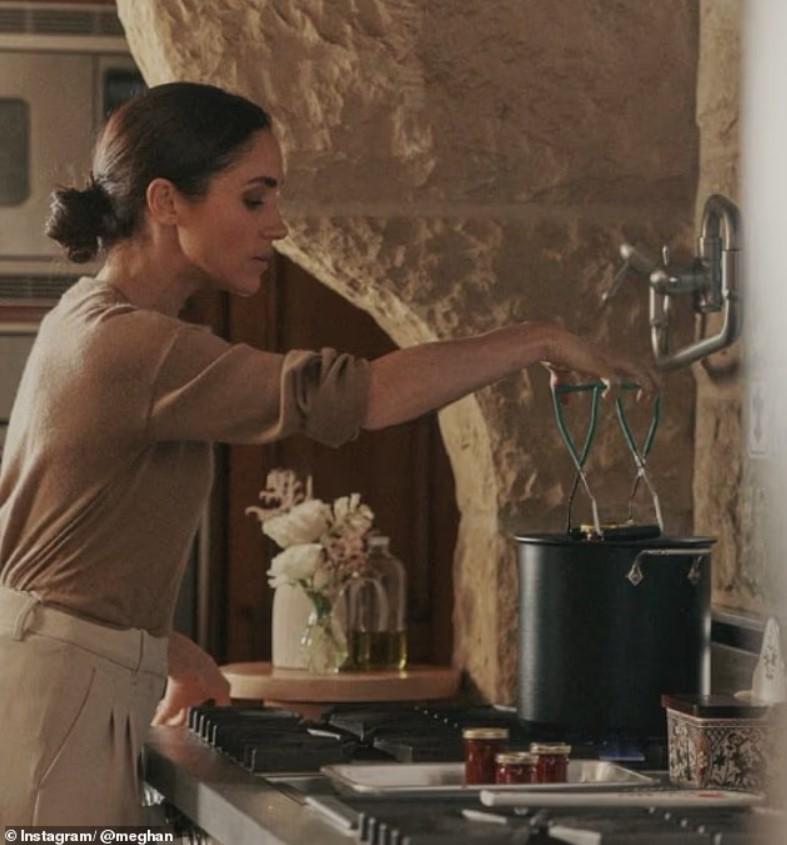 Глинтвейн из воды: Меган Маркл снова отжигает на кухне screenshot 3 Глинтвейн из воды: Меган Маркл снова отжигает на кухне