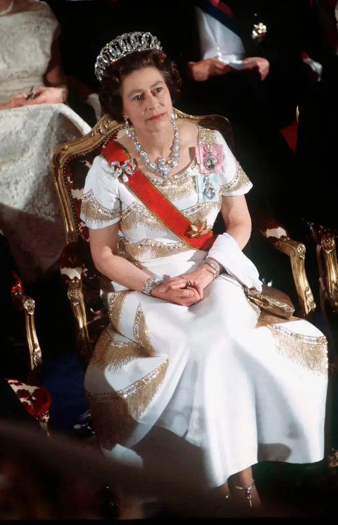 Блеск с привкусом трагедии: самые «проклятые» украшения британской королевской семьи a94e0c331cfe gettyimages 52102965 Блеск с привкусом трагедии: самые «проклятые» украшения британской королевской семьи
