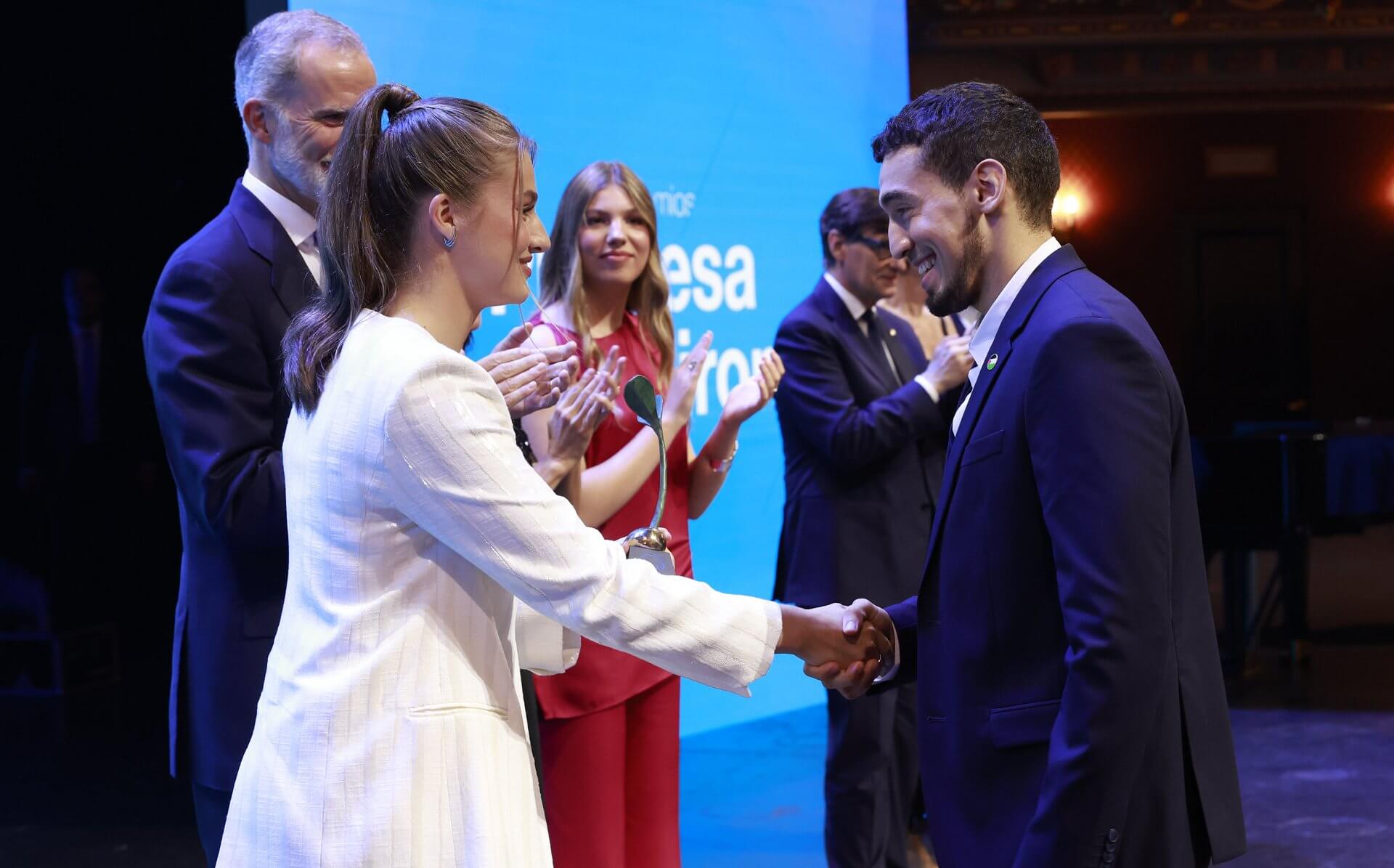 Принцесса Леонор вручила премии принцессы Жиронской молодым талантам infanta sofia princess leonor letizia 12 Принцесса Леонор вручила премии принцессы Жиронской молодым талантам